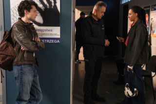Na dobre i na złe odc. 995. Maria Malewicz (Sylwia Achu), Kamil Zawada (Jakub Łopatka), policjant (Wojciech Billip)