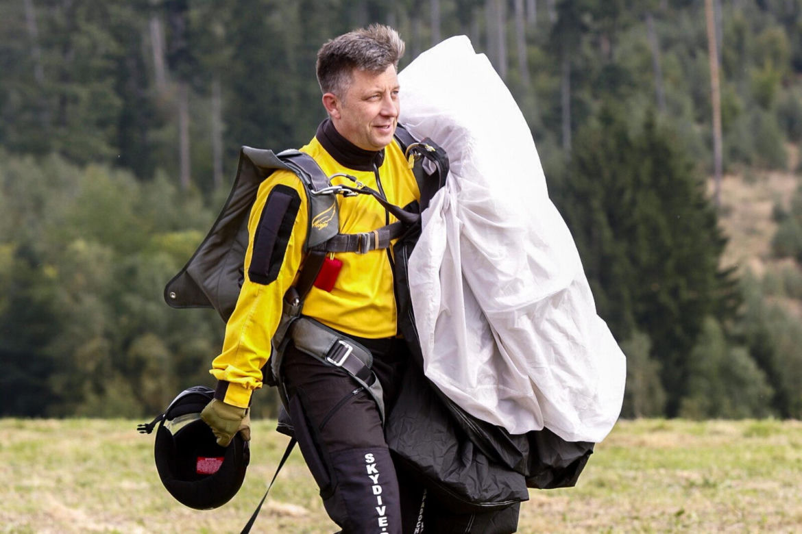 Michał Dworczyk podczas skoku ze spadochronem w Boguszynie