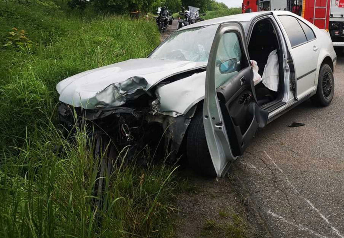 Volkswagen roztrzaskał się o drzewa pod Bartoszycami! 20-latek leżał w rowie, silnik - w zaroślach [ZDJĘCIA].