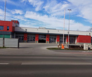 Legionowscy strażacy pokazują swoją nową remizę