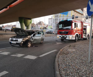 Groźny wypadek na skrzyżowaniu ul. Jagiellońskiej z Ogińskiego! Dwie osoby trafiły do szpitala! [ZDJĘCIA]