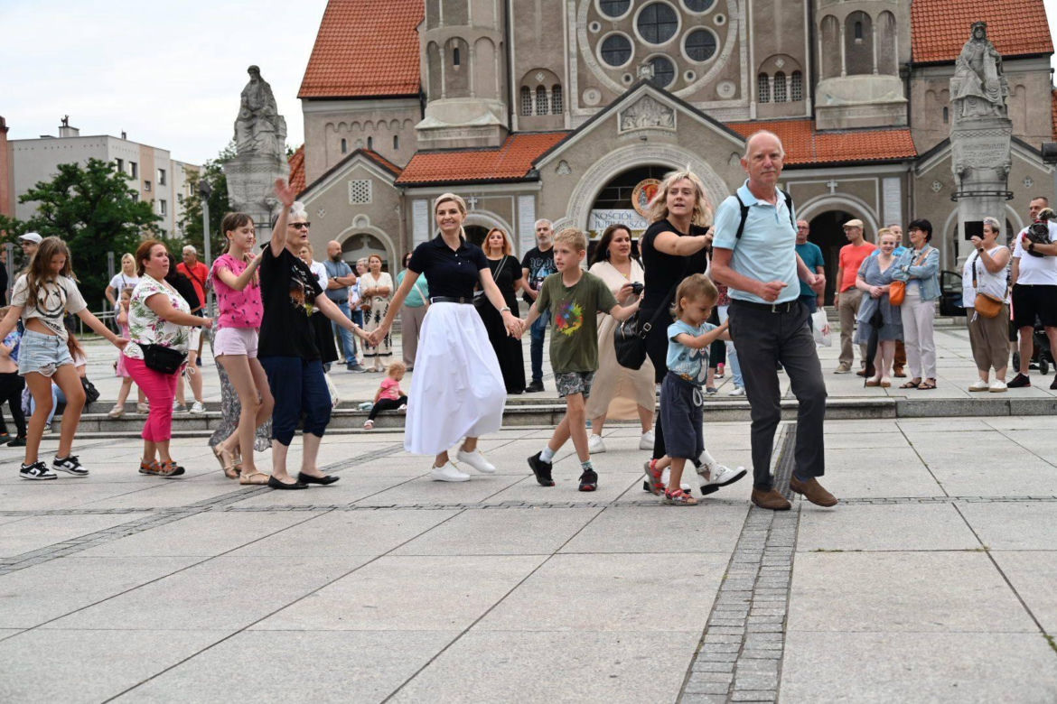 Ruda Śląska tańczy jak dawniej. Międzypokoleniowa potańcówka na rynku porwała tłumy