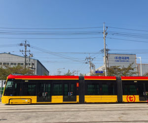 Najdłuższe tramwaje płyną do Warszawy z Korei Południowej. Pomieszczą nawet 240 pasażerów!