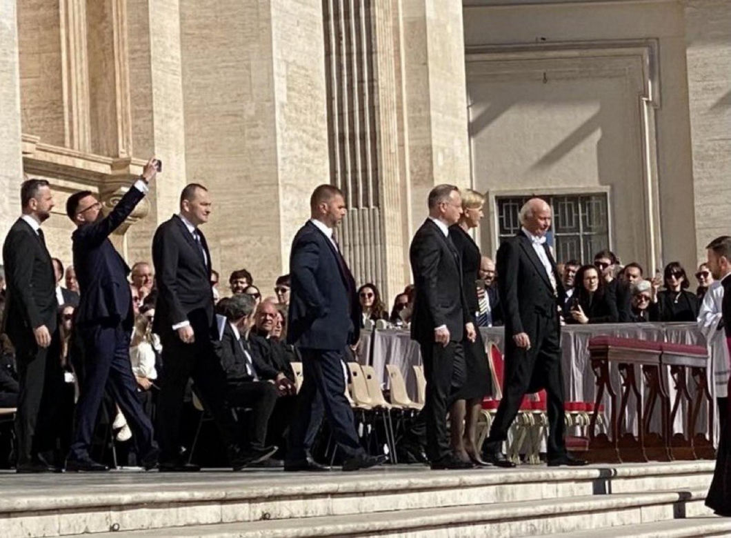 Podczas pogrzebu papieża Franciszka Marszałek Sejmu Szymon Hołownia robi sobie selfie 