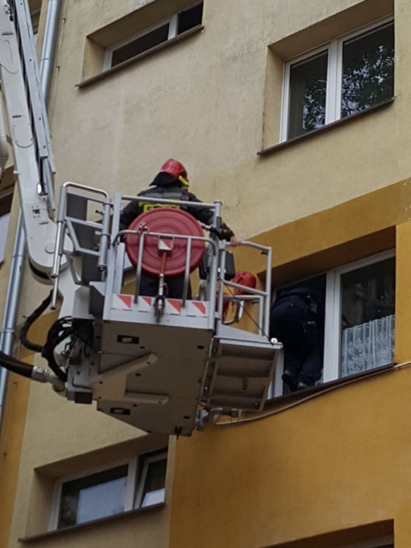 Dziecko stało na parapecie