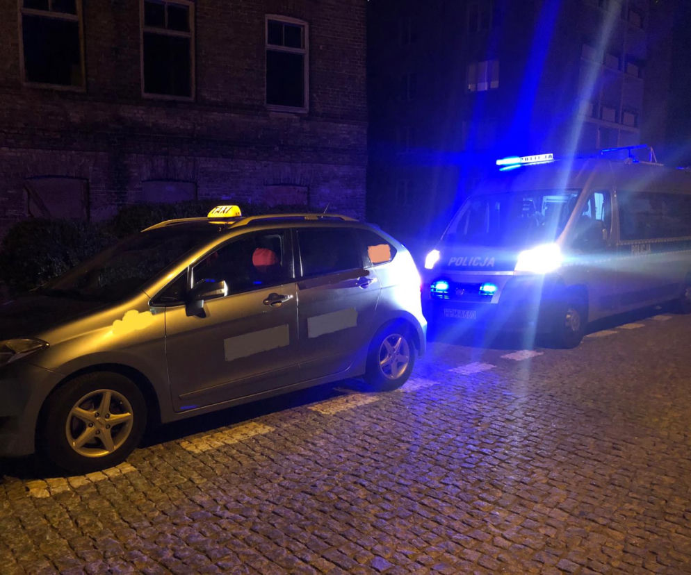Akcja policji. Kontrolowali taksówki. Kilku kierowcom zatrzymano dowody rejestracyjne 