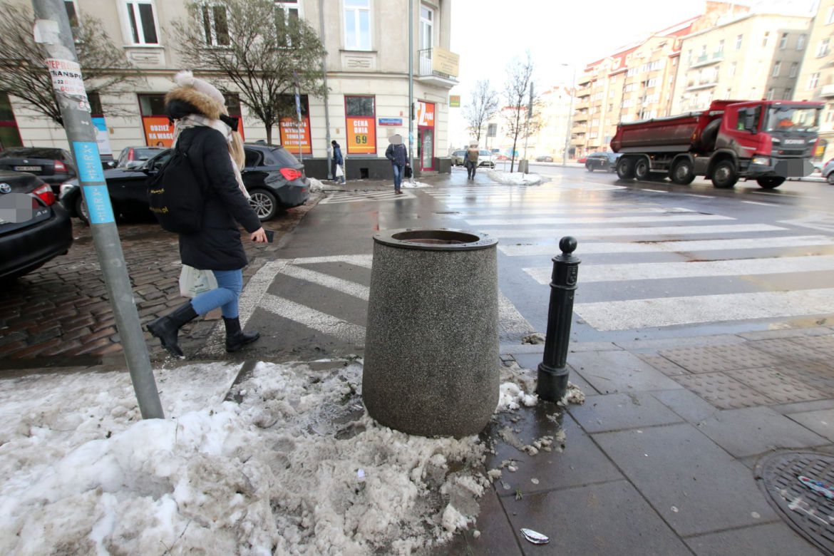 Tu zmarł 38-latek. Poślizgnął się na oblodzonym chodniku i uderzył głową o beton 