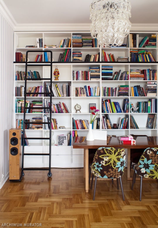 Biblioteka z mobilną drabiną w nowoczesnym wnętrzu