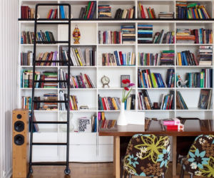Biblioteka z mobilną drabiną w nowoczesnym wnętrzu