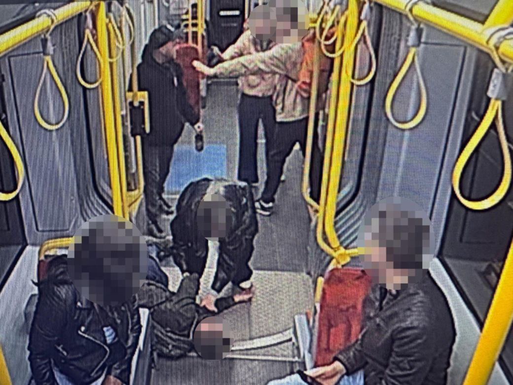 Znokautował pasażera w tramwaju i spokojnie usiadł obok. Policja szuka tego mężczyzny
