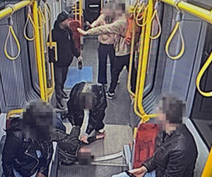 Znokautował pasażera w tramwaju i spokojnie usiadł obok. Policja szuka tego mężczyzny