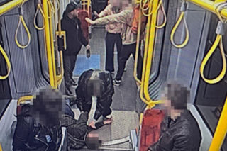 Znokautował pasażera w tramwaju i spokojnie usiadł obok. Policja szuka tego mężczyzny