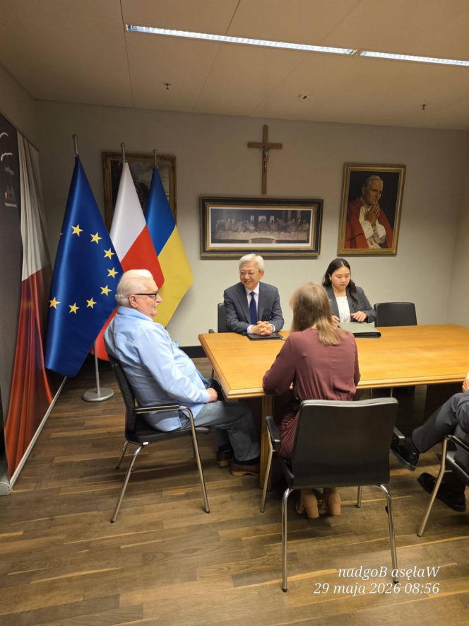 Wałęsa zdjął z piersi ukraińską flagę. To reakcja na "Bohaterów UPA"