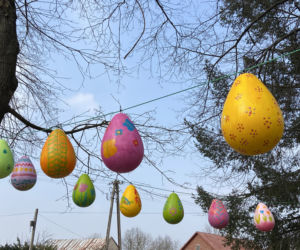 Pisankowa aleja w parku miejskim w Lipsku na Podlasiu