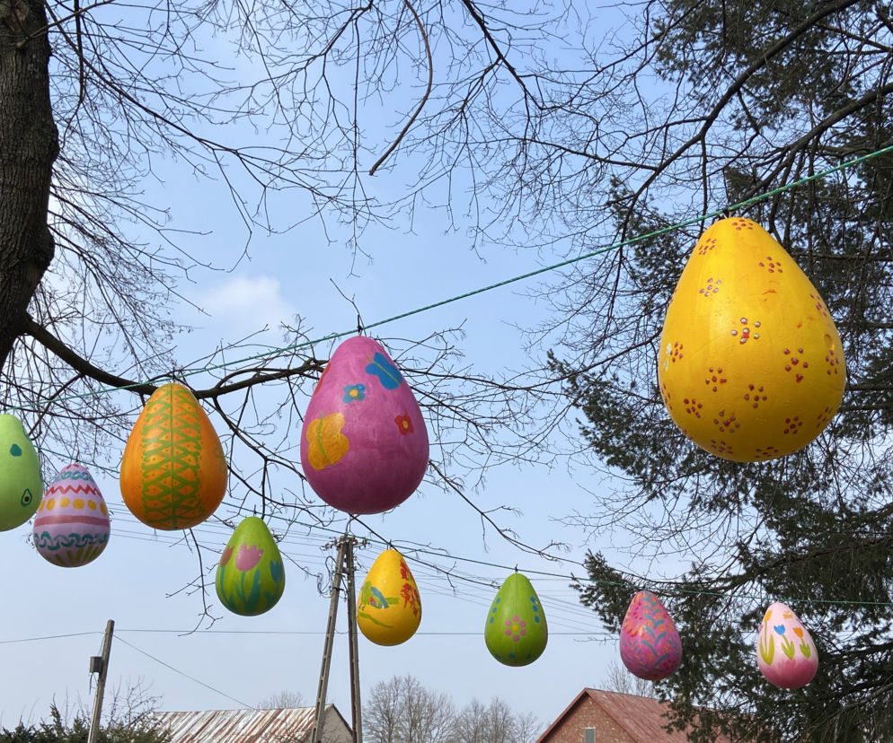 Pisankowa aleja w parku miejskim w Lipsku na Podlasiu
