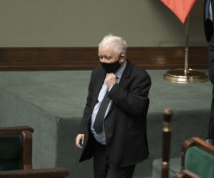 kaczyński w sejmie podpisuje książkę