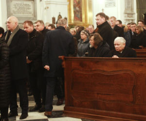 Jarosław Kaczyński na mszy świętej w intencji matki Jadwigi Kaczyńskiej