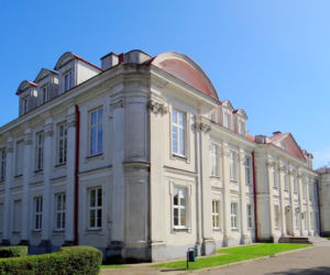 To jedno z najstarszych miast w woj. łódzkim. Było osadą słowiańską, a później siedzibą biskupów