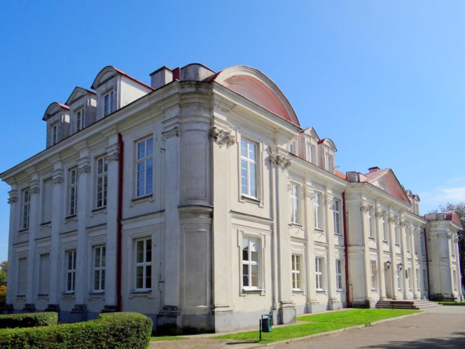 To jedno z najstarszych miast w woj. łódzkim. Było osadą słowiańską, a później siedzibą biskupów