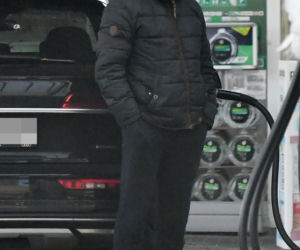 Robert Więckiewicz myje samochód