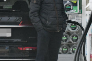 Robert Więckiewicz myje samochód