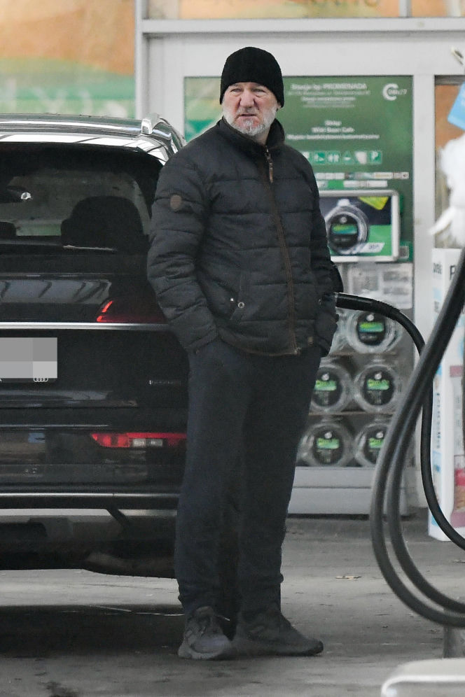 Robert Więckiewicz myje samochód