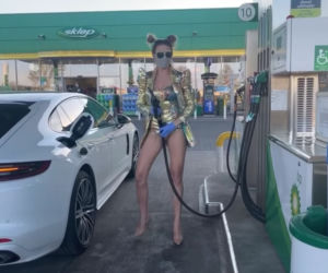 Monika Goździalska tankuje Porsche i pokazuje pupę
