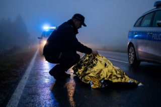 Kierowca dostawczaka zderzył się z tirem! Śmiertelny wypadek na DK 92 pod Łowiczem. Trasa zablokowana