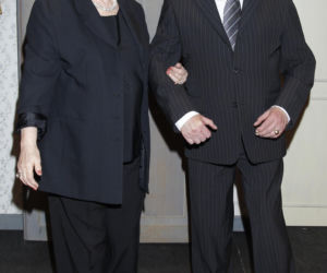 Wojciech Pokora odzywa się z zaświatów i siada z żoną w fotelu