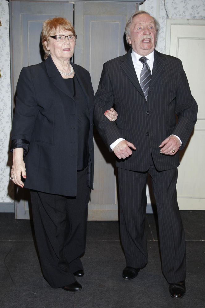 Wojciech Pokora odzywa się z zaświatów i siada z żoną w fotelu