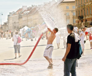 Chuligan rozrabia na Starówce, a strażnicy odpoczywają w cieniu