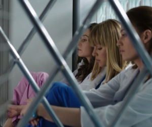 Lekarze 3 odcinek 5 (odc. 31). Beata (Agnieszka Więdłocha), Sylwia (Katarzyna Bujakiewicz), Alicja (Magdalena Różczka)