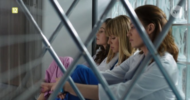 Lekarze 3 odcinek 5 (odc. 31). Beata (Agnieszka Więdłocha), Sylwia (Katarzyna Bujakiewicz), Alicja (Magdalena Różczka)