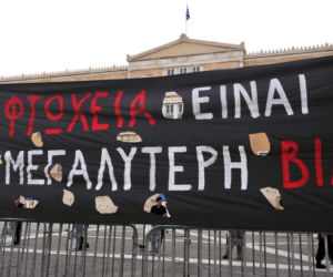 Grecja: Protest pod parlamentem w Atenach – policja OBRZUCONA JOGURTEM - ZDJĘCIA