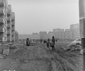 Konieczność przedzierania się przez błoto mogła nieco zepsuć radość z nowego mieszkania – Szczepin, lata 70. XX w.