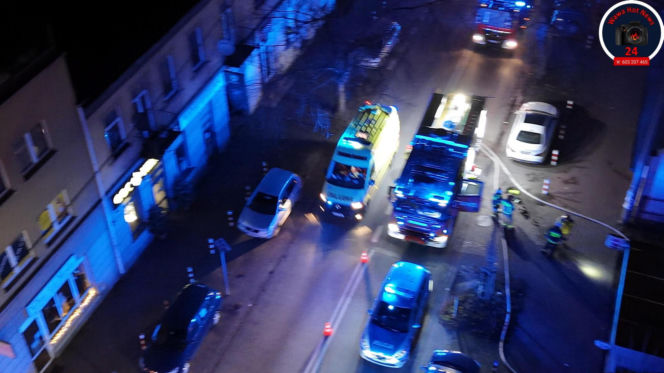 Pożar w Pruszkowie. Spłonęło mieszkanie, jedna osoba w szpitalu