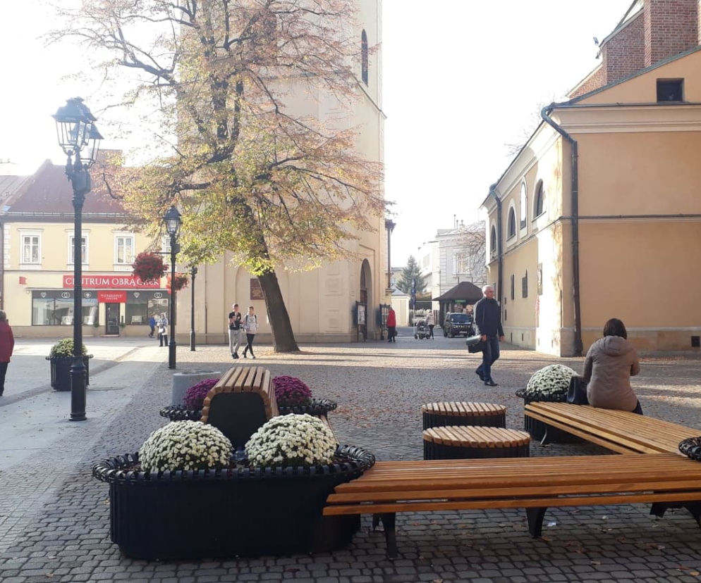 Na Kościuszki w Rzeszowie pojawiły się nowe ławki i donice
