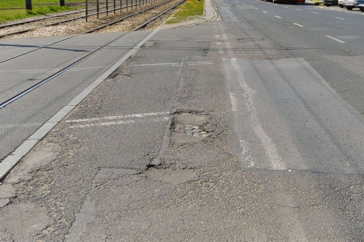 Wstyd! Takie dziurawe ulice w centrum Warszawy