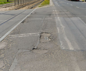 Wstyd! Takie dziurawe ulice w centrum Warszawy