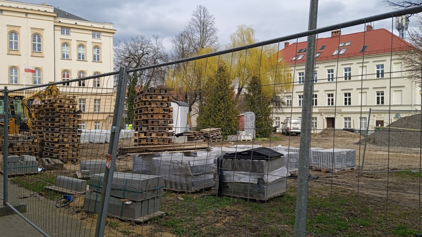 Modernizacja placu Słowiańskiego w Zielonej Górze. Jak przebiegają prace?
