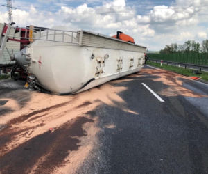 Wypadek na A4. Kierowcy jechali pod prąd korytarzem życia!