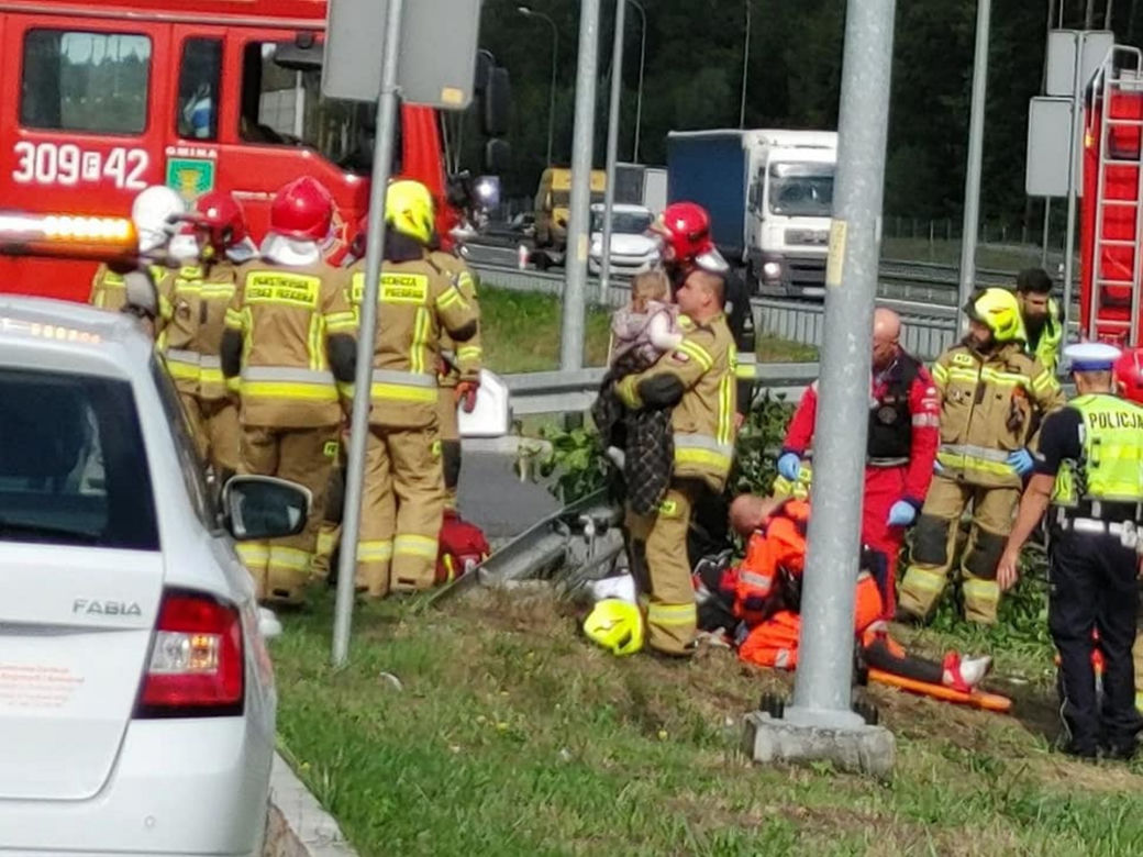 Dziewczynka otulona kocem na rękach strażaka. Na S3 pod Gorzowem Wielkopolskim doszło do potwornego wypadku [ZDJĘCIA] 