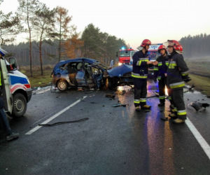 Czołowe zderzenie dwóch aut pod Bydgoszczą. Cztery osoby ranne