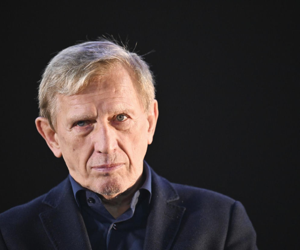 Aktor Jan Englert o poważnym wyrazie twarzy na ciemnym tle. O jego zasadach i karierze przeczytasz na SE.