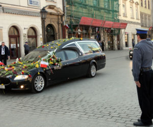 Morze łez, setki krakowian na ulicach. Tak żegnano ofiary katastrofy smoleńskiej 10 lat temu