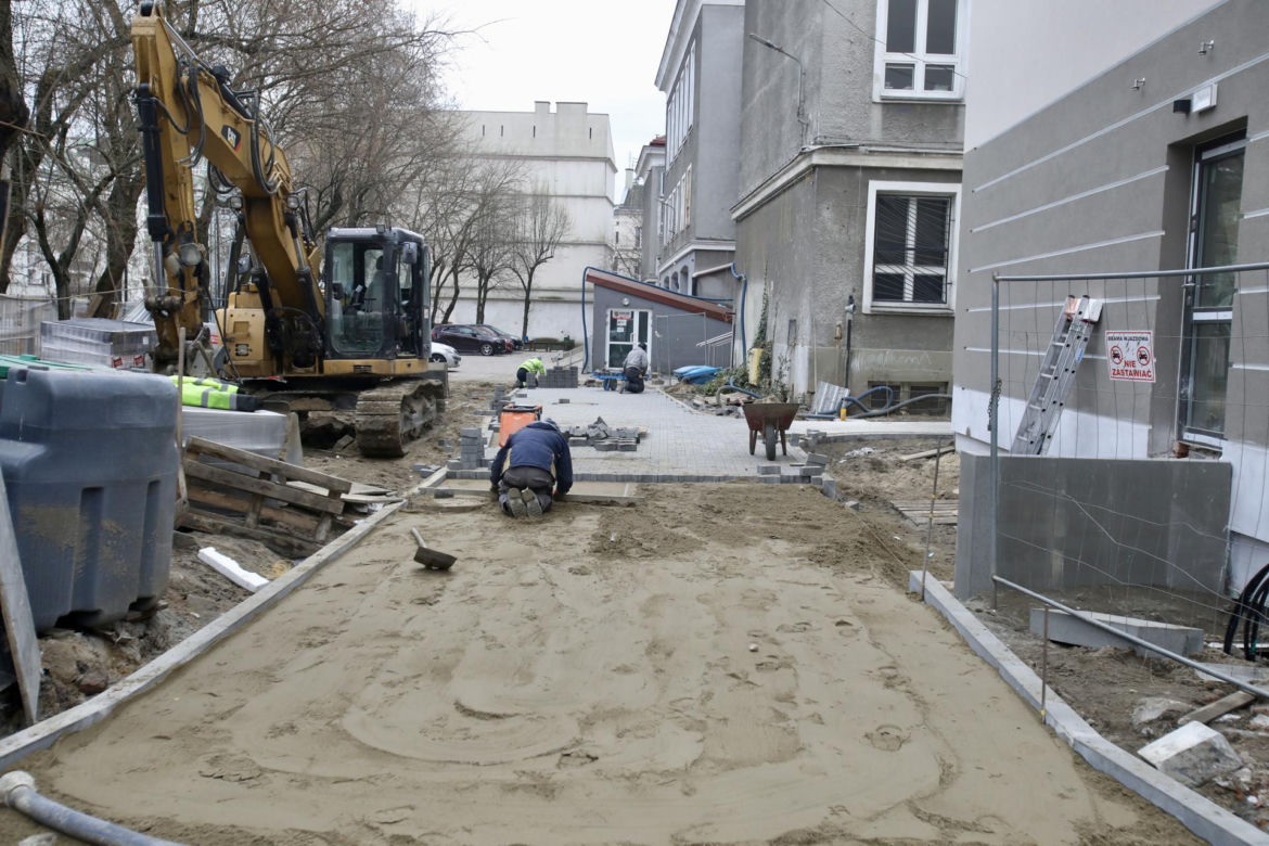 Absurdalny płot na Pradze zamienił się w wystawę
