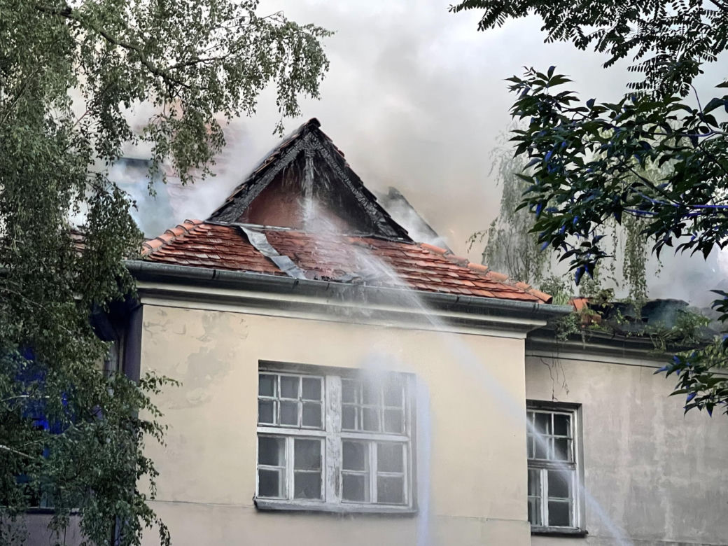 Pożar na Bemowie. Płonie zabytkowa willa. „Musieliśmy ewakuować strażaków”