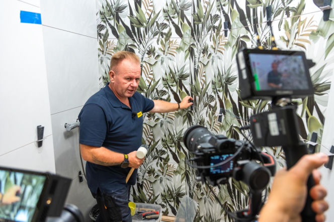 Murator Remontuje, Klejenie i fugowanie płytek