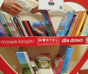 Biblioteczka z książkami dla małych pacjentów siedleckiego szpitala