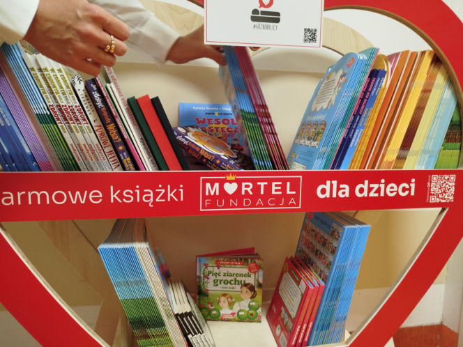 Biblioteczka z książkami dla małych pacjentów siedleckiego szpitala